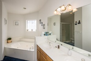Combined shower/bathtub, jetted bath, hair dryer, towels - SNOWBIRDS Monthly/WKLY DISCOUNT Big Lake View, Pool, Spa, Pool Table, Cornhole.  (Lake Havasu City)