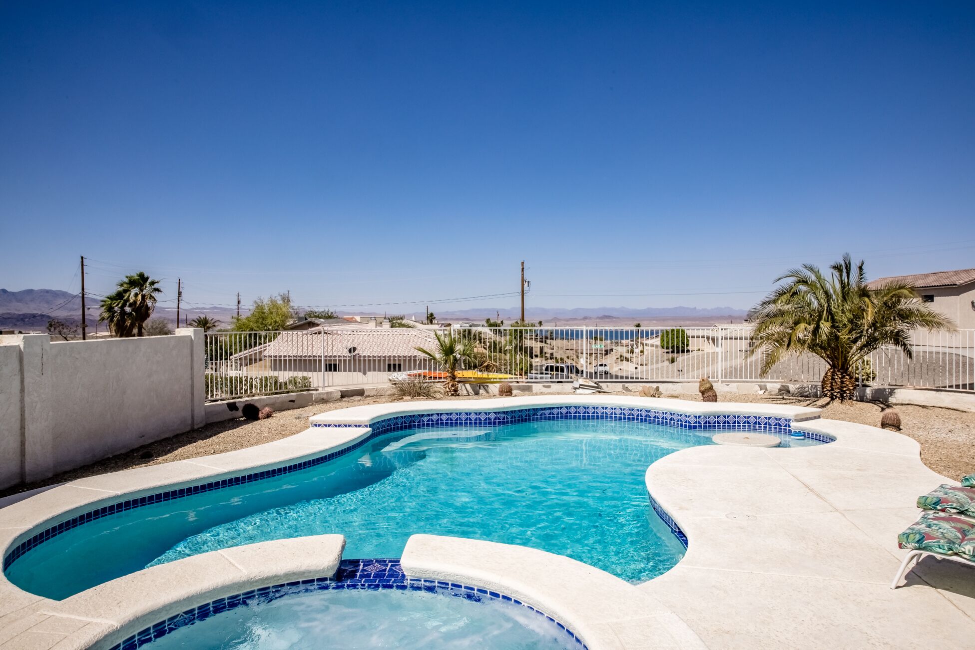 Una piscina al aire libre, una piscina climatizada