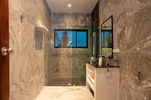 Shower, jetted bath, hair dryer, towels