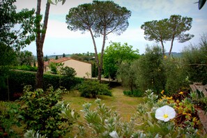 Property grounds - free parking and wellness (Malmantile)