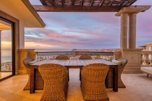 Outdoor dining - Luxury 3-Bdrm Penthouse | Ocean Views | Private Beach Access (Cabo san Lucas)