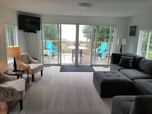 MONTAGUE!! FLOWER CREEK GUEST HOUSE <1 MI TO LAKE MICHIGAN! & FLOWER CREEK DUNES