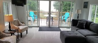 MONTAGUE!! FLOWER CREEK GUEST HOUSE <1 MI TO LAKE MICHIGAN! & FLOWER CREEK DUNES