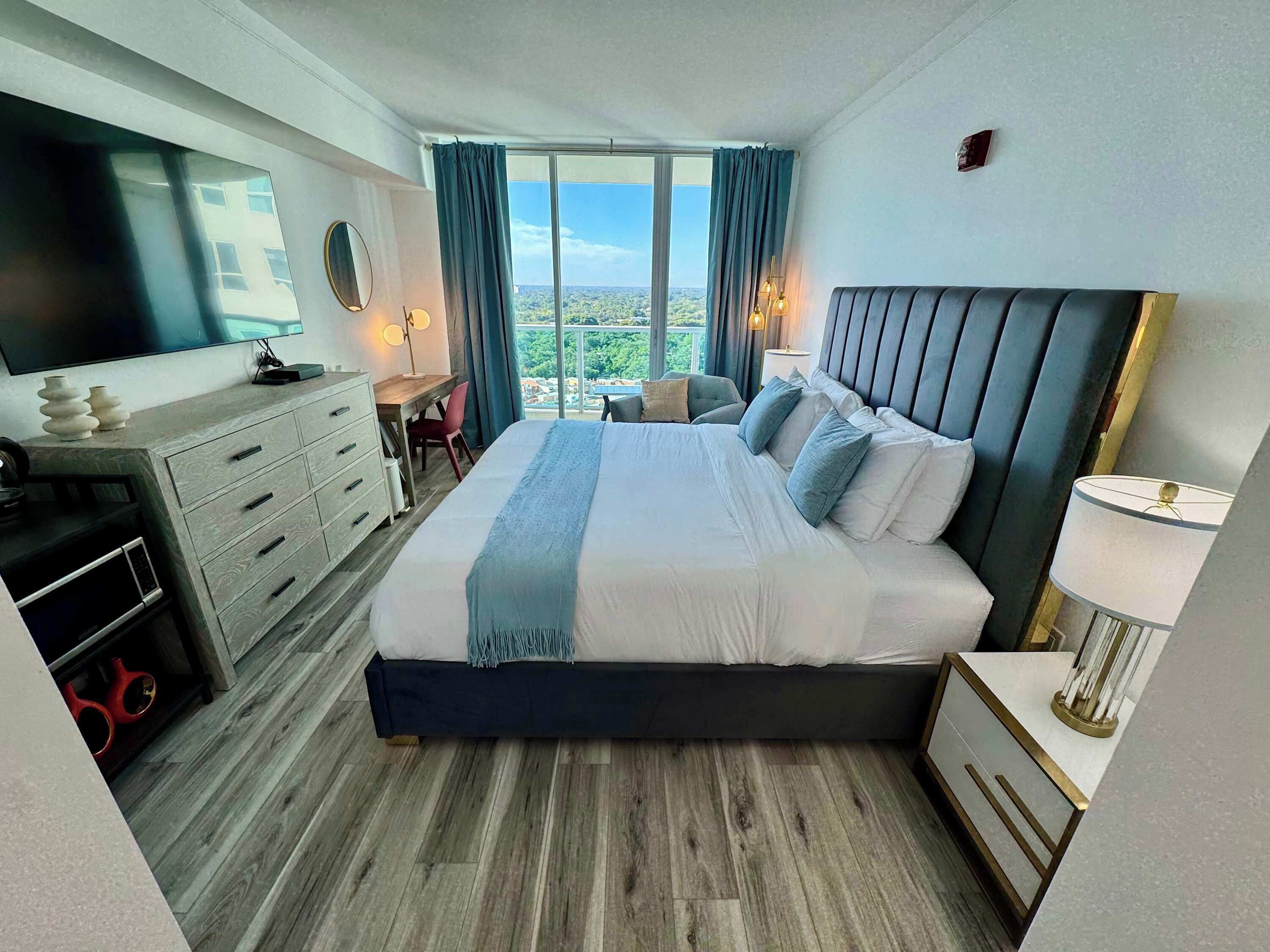 1 Schlafzimmer, Zimmersafe, Schreibtisch, Bügeleisen/Bügelbrett