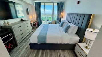 1 Schlafzimmer, Zimmersafe, Schreibtisch, Bügeleisen/Bügelbrett