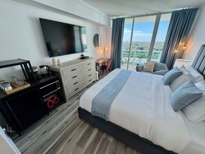 1 chambre, coffre-fort, bureau, fer et planche Ă repasser