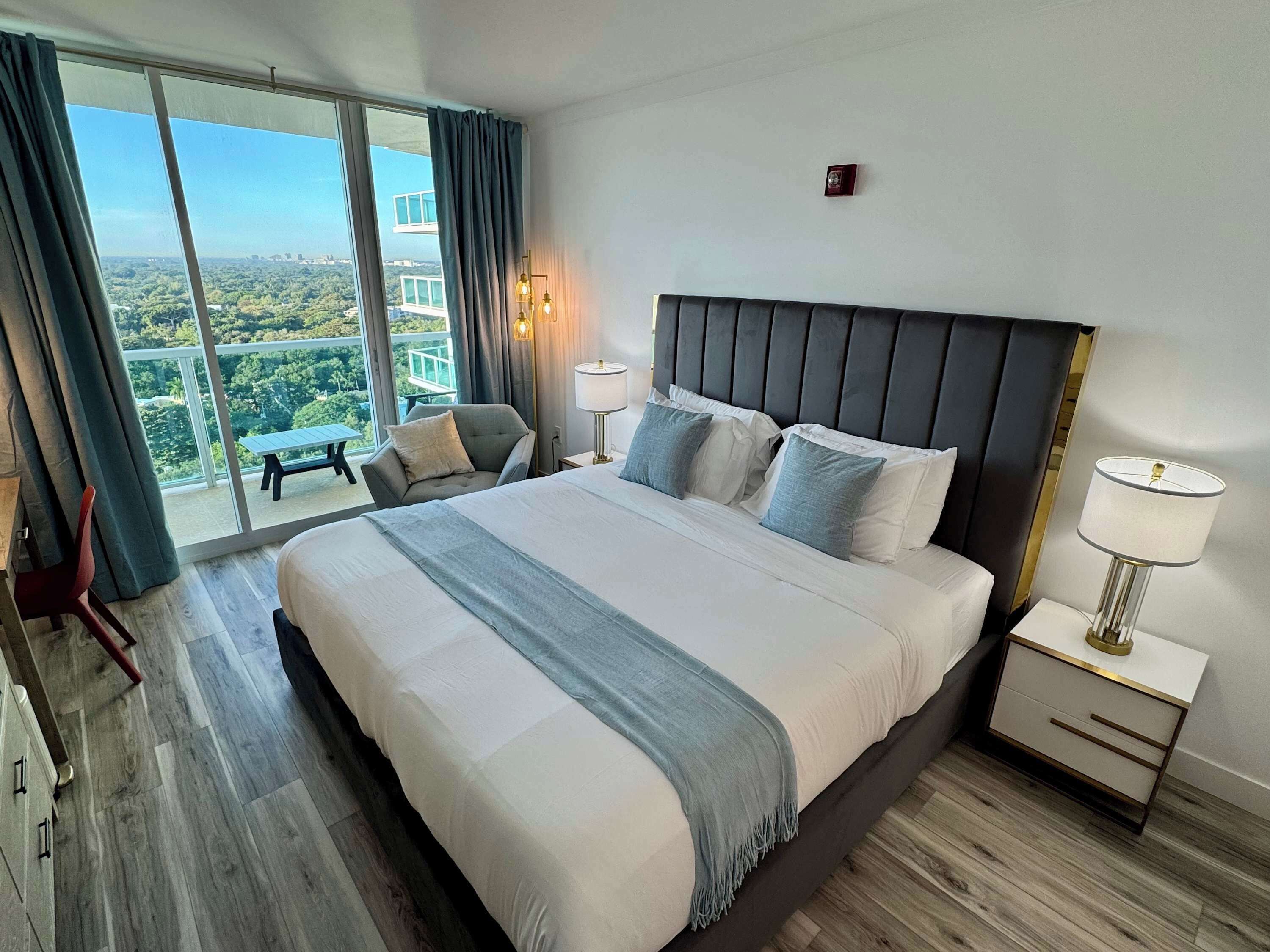 1 Schlafzimmer, Zimmersafe, Schreibtisch, Bügeleisen/Bügelbrett