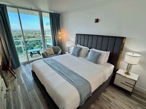 1 dormitorio, caja fuerte, escritorio y tabla de planchar con plancha