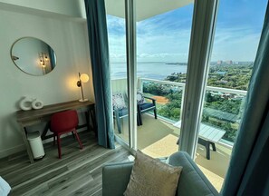 Una televisión, una oficina