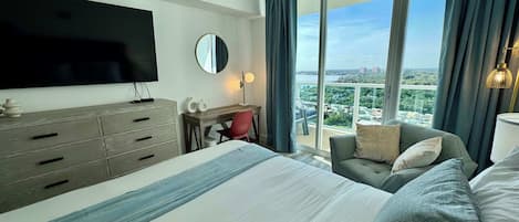 1 habitación, caja de seguridad en la habitación y escritorio