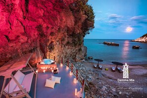Property grounds - Luxury seaside vacation home (Damouchari Mouresi)