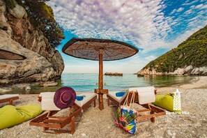 On the beach, sun-loungers, beach towels - Luxury seaside vacation home (Damouchari Mouresi)