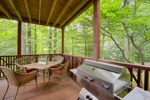 Outdoor dining - Beautiful Condo in the Mountain Air Community (Burnsville)