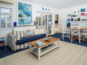 Smart TV, DVD player, stereo - Bach251 absolute beachfront (Raumati Beach)