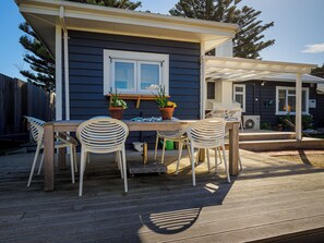 Outdoor dining - Bach251 absolute beachfront (Raumati Beach)