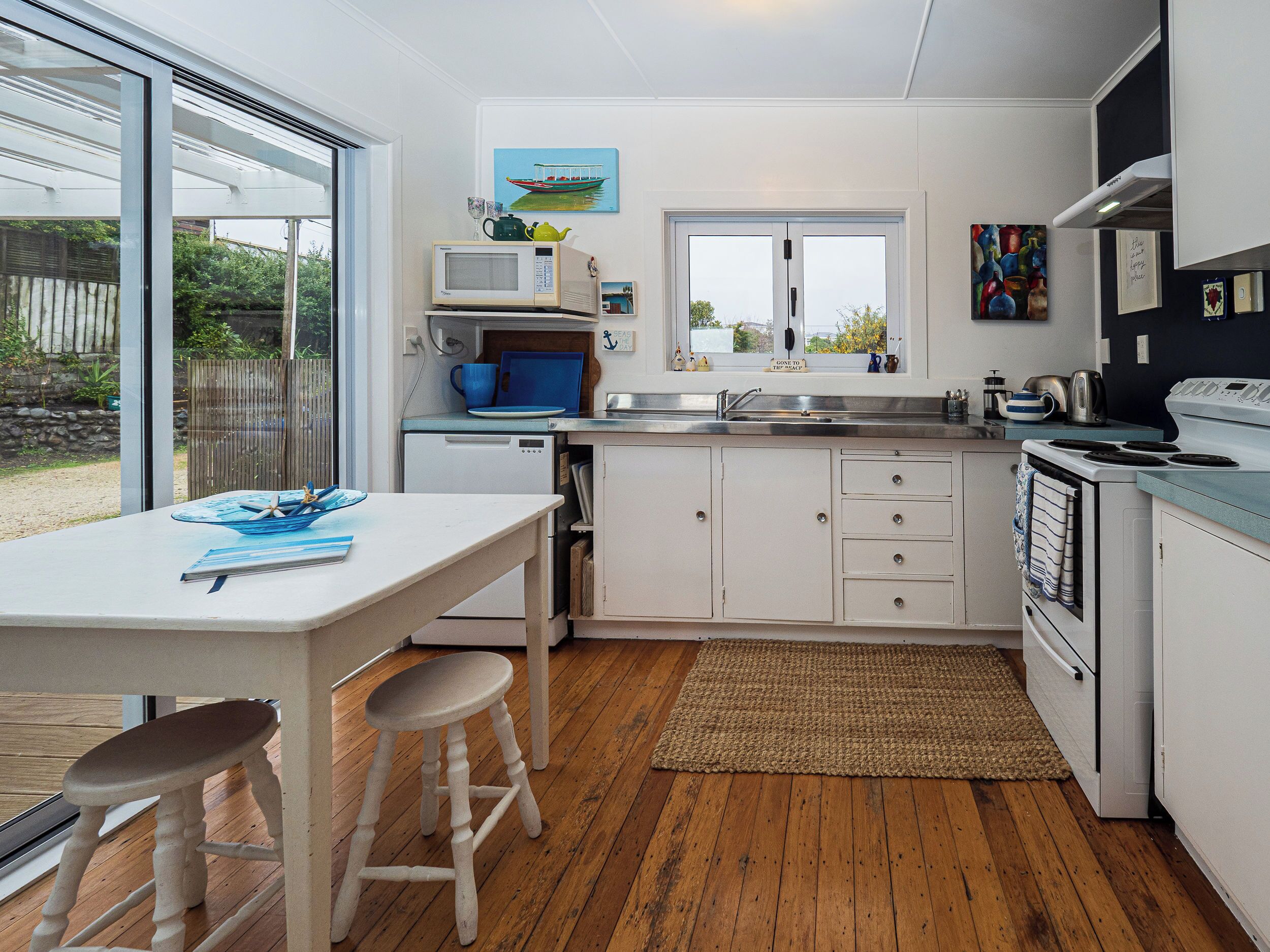 Jääkaappi, mikroaaltouuni, uuni, astianpesukone