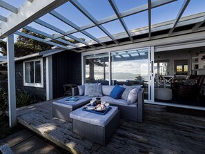 Smart TV, DVD player, stereo - Bach251 absolute beachfront (Raumati Beach)