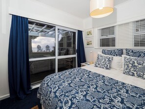 3 bedrooms, iron/ironing board, travel cot, free WiFi - Bach251 absolute beachfront (Raumati Beach)