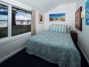 3 bedrooms, iron/ironing board, travel cot, free WiFi - Bach251 absolute beachfront (Raumati Beach)