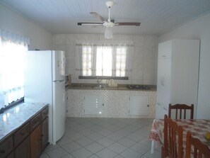 Fridge, microwave, oven, stovetop - Most comfortable beach house (São Francisco do Sul)