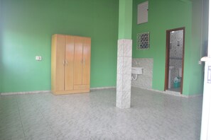 シャワー、ヘアドライヤー、トイレットペーパー