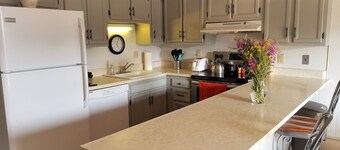 Clean, comfortable, quiet condo near it all in Summit County! Pool and hot tub!