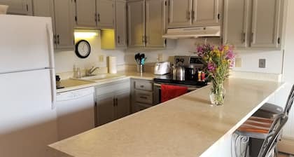 Clean, comfortable, quiet condo near it all in Summit County! Pool and hot tub!