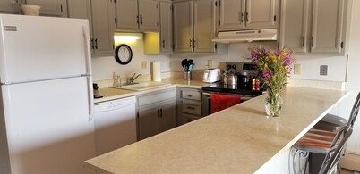 Clean, comfortable, quiet condo near it all in Summit County! Pool and hot tub!