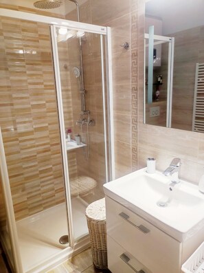 Combined shower/bathtub, hair dryer, towels, soap - Apartman MAJDA with balkony (Split)