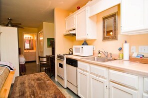 Een koelkast, een magnetron, een oven, een kookplaat