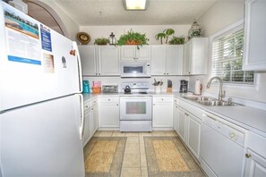 Fridge, microwave, oven, stovetop - 122 Ironwood - Barefoot Resort Rentals (North Myrtle Beach)