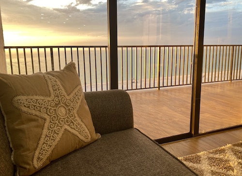 🦀 Sea Winds remodeled 7th floor 2+2 Beachfront Condo 180° View Double Vanities