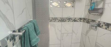Combined shower/bathtub, hair dryer, towels, soap