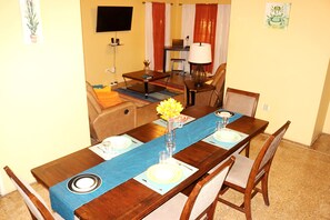 Dining - ★ Cozy Kingston Getaway ★ Relaxing, Quaint & Centrally Located ★ (Kingston 10)
