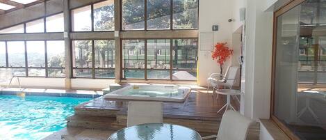 Piscina coperta, una piscina riscaldata