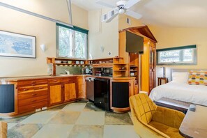 1 bedroom, desk, iron/ironing board, free WiFi - Tiny Tasteful 2 (Austin)