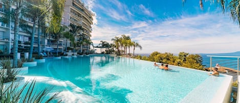 Una piscina con borde infinito, una piscina climatizada