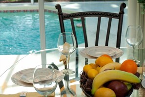 Outdoor dining - Tropical Disney Villa: Internet, pool, golf-view, games room &...a treasure hunt (Haines City)