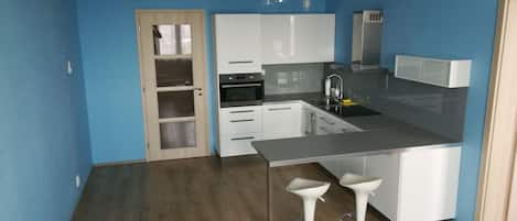 Frigorífico, microondas, horno y placa de cocina