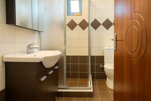 Douche, sèche-cheveux, serviettes fournies, savon