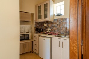 Réfrigérateur, cafetière/bouilloire, grille-pain