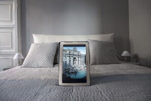 1 bedroom, in-room safe, desk, iron/ironing board - Stunning View Of The Trevi Fountain (Roma)