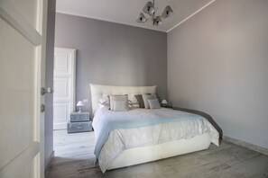 1 habitación, caja de seguridad en la habitación y escritorio 