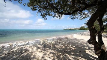 På stranden, solstolar och strandhanddukar