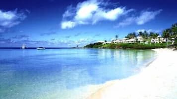 Plage, chaises longues, serviettes de plage