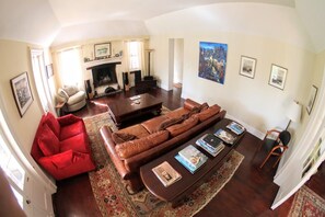 Smart-TV, peis, DVD-spiller og leker