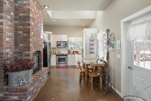 Kylskåp, mikrovågsugn, ugn och spishäll