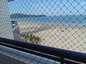 On the beach - Beachfront property next to the Guilhermina street market, high standard. (Praia Grande)