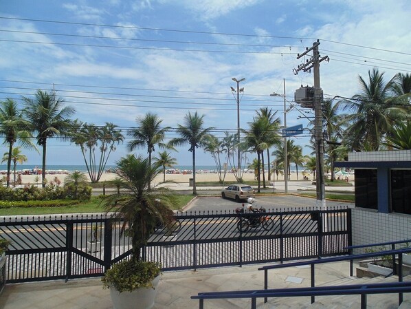 Property grounds - Beachfront property next to the Guilhermina street market, high standard. (Praia Grande)