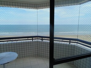 Property grounds - Beachfront property next to the Guilhermina street market, high standard. (Praia Grande)